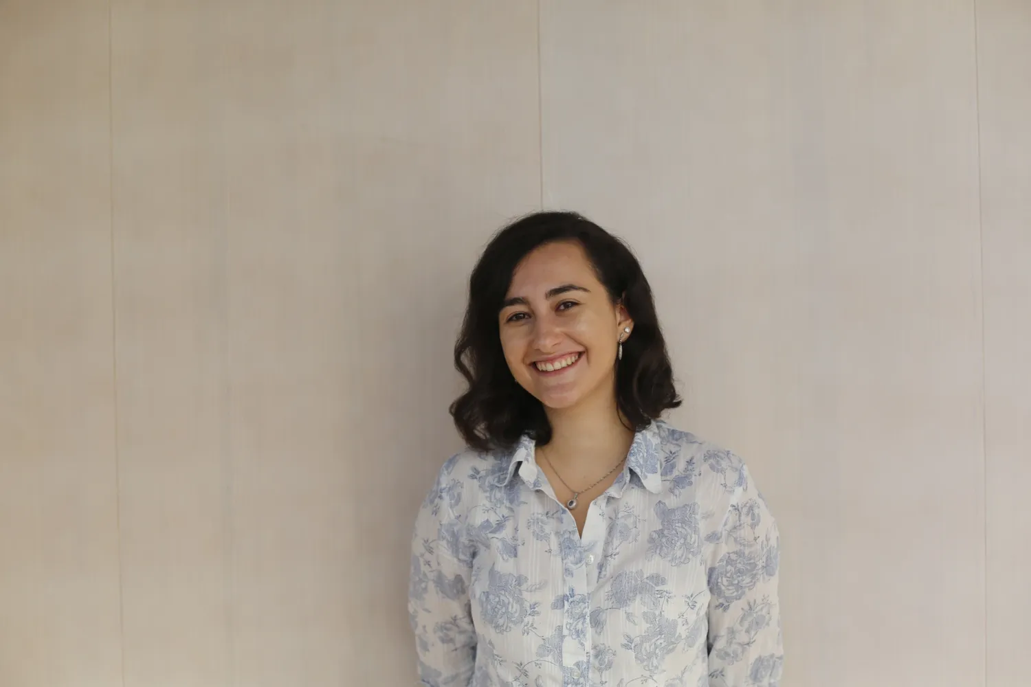 KI-alumna in front of Aula Medica