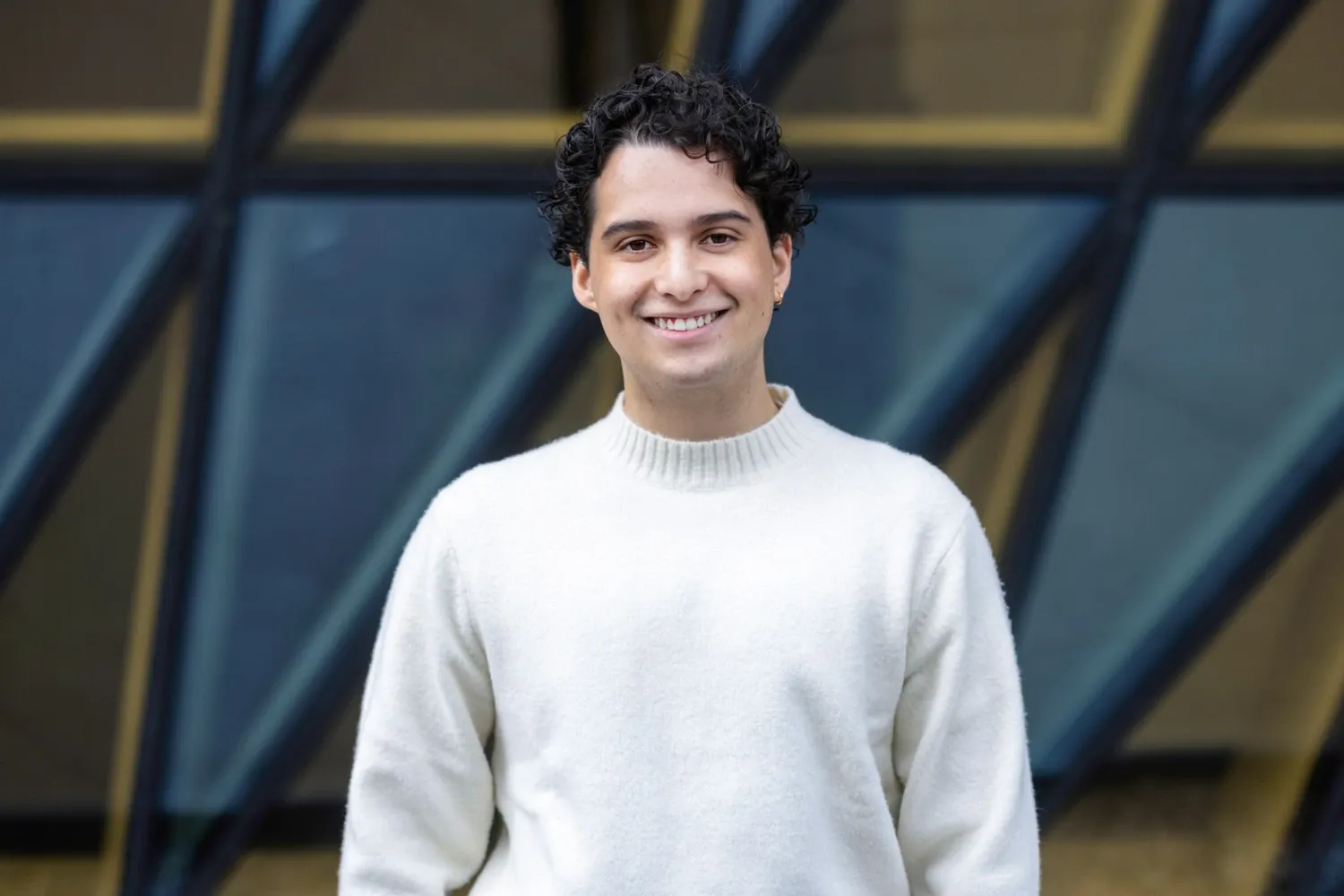 Portrait photo in front of Aula Medica of one of the digital student ambassadors for KI’s English-taught programmes for the academic year 2025–2026.