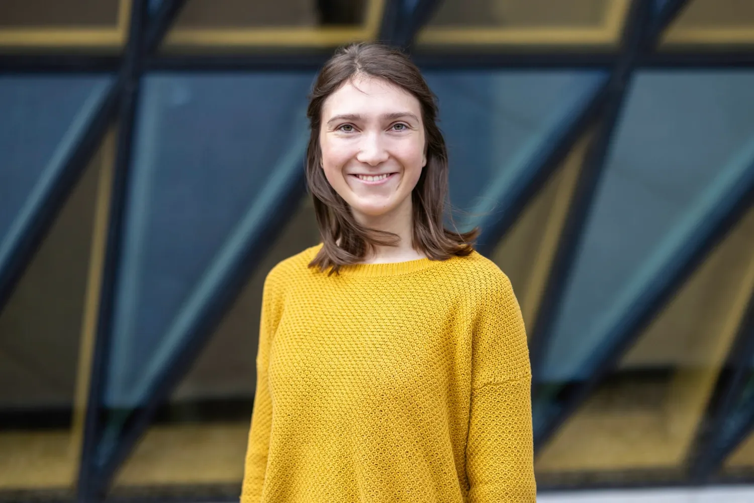 Portrait photo in front of Aula Medica of one of the digital student ambassadors for KI’s English-taught programmes for the academic year 2025–2026.