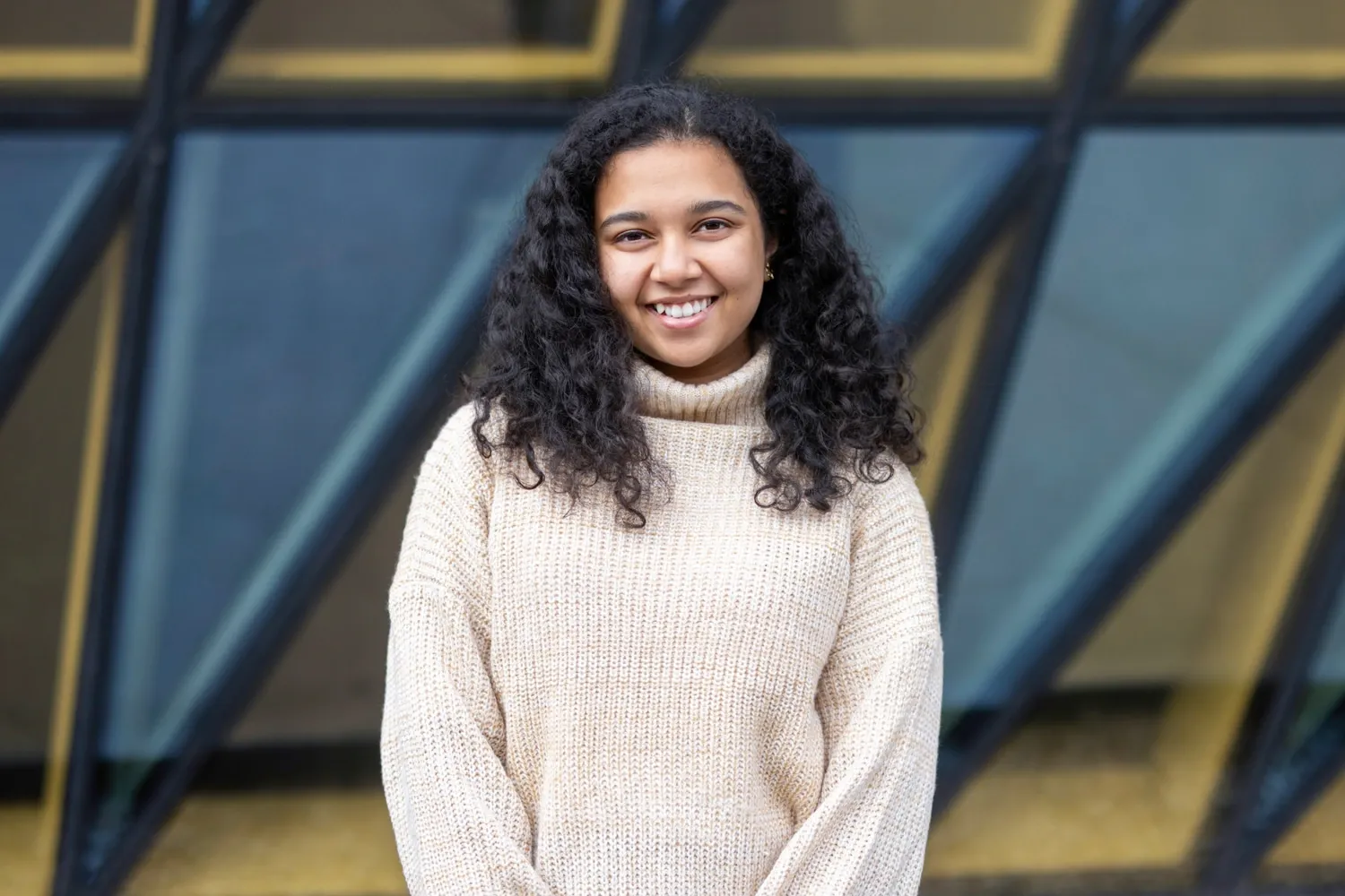 Portrait photo in front of Aula Medica of one of the digital student ambassadors for KI’s English-taught programmes for the academic year 2025–2026.