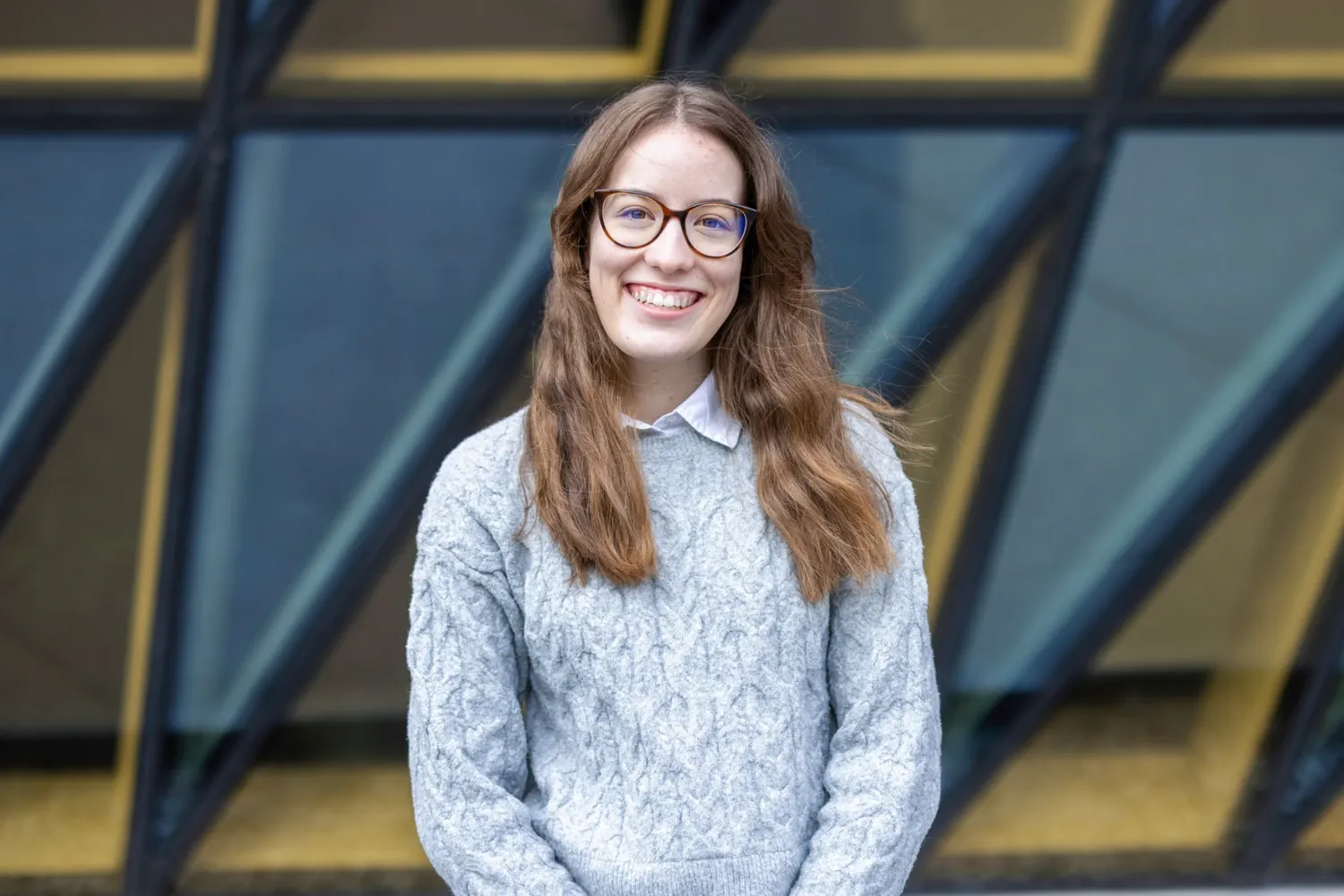 Portrait photo in front of Aula Medica of one of the digital student ambassadors for KI’s English-taught programmes for the academic year 2025–2026.
