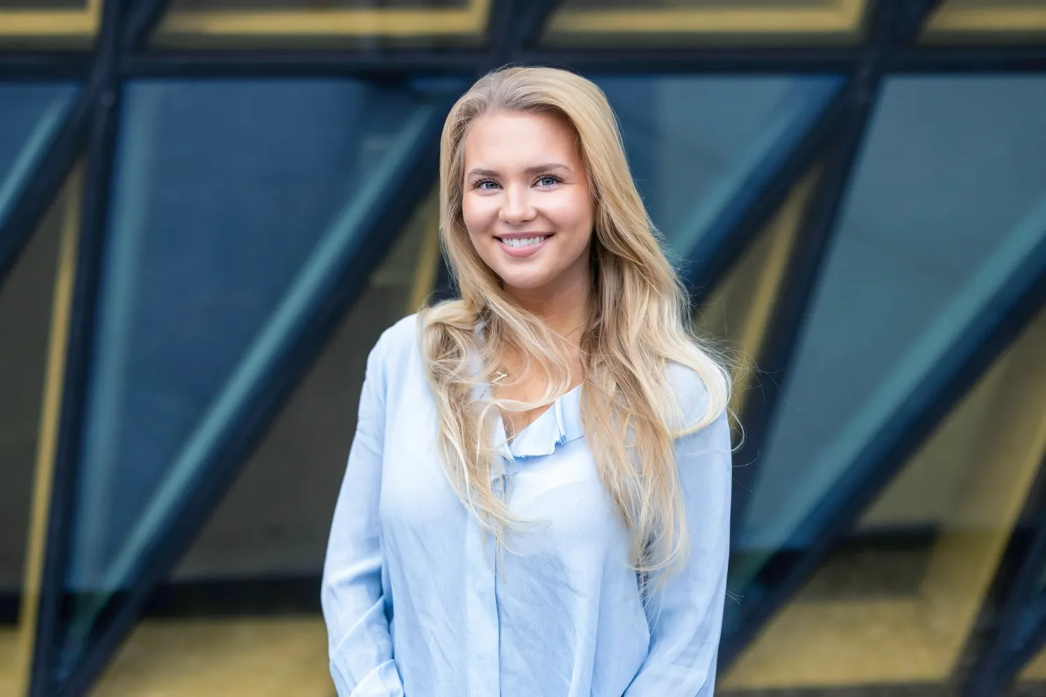 Portrait photo in front of Aula Medica of one of the digital student ambassadors for KI’s English-taught programmes for the academic year 2025–2026.