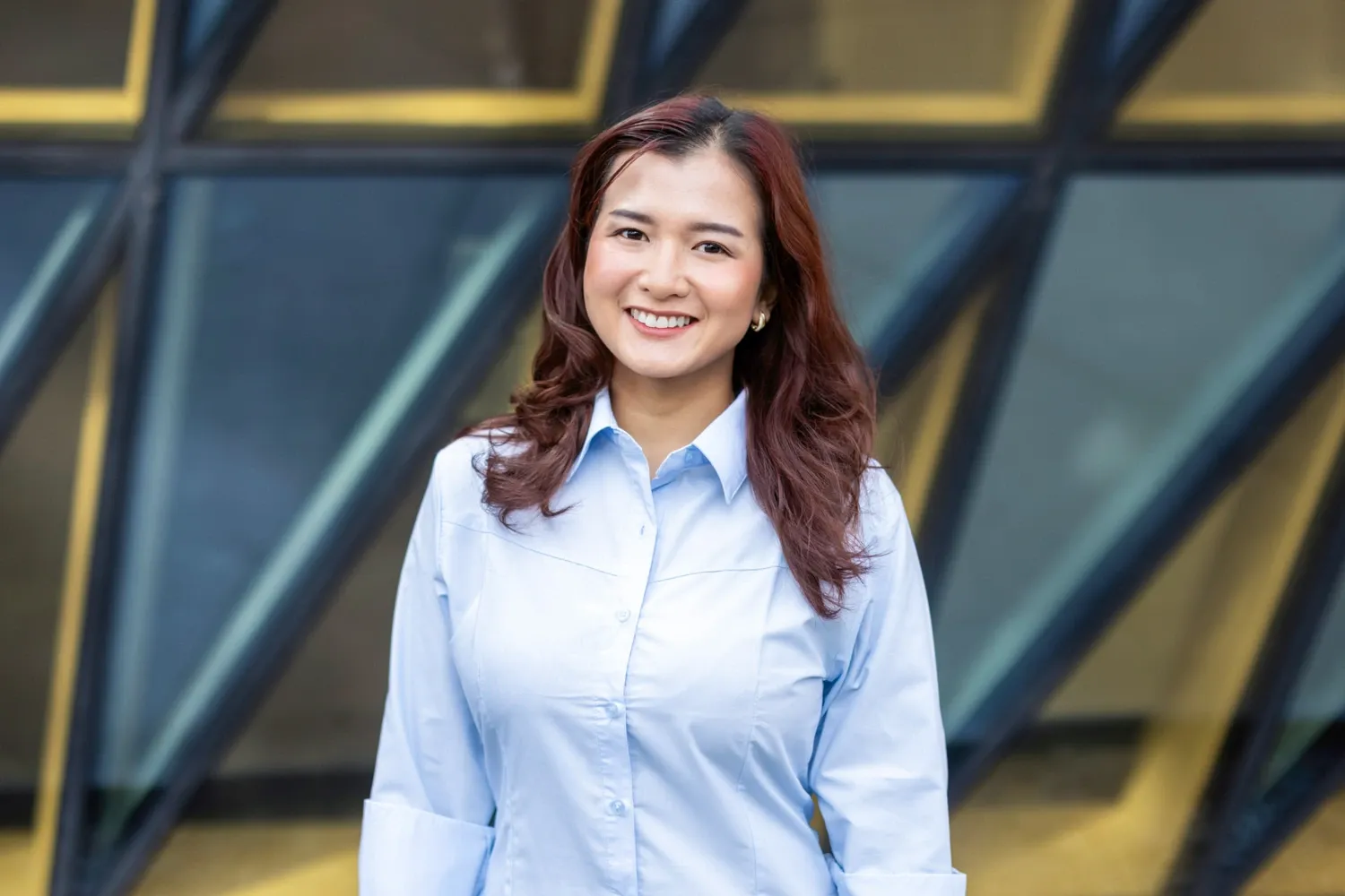 Portrait photo in front of Aula Medica of one of the digital student ambassadors for KI’s English-taught programmes for the academic year 2025–2026.