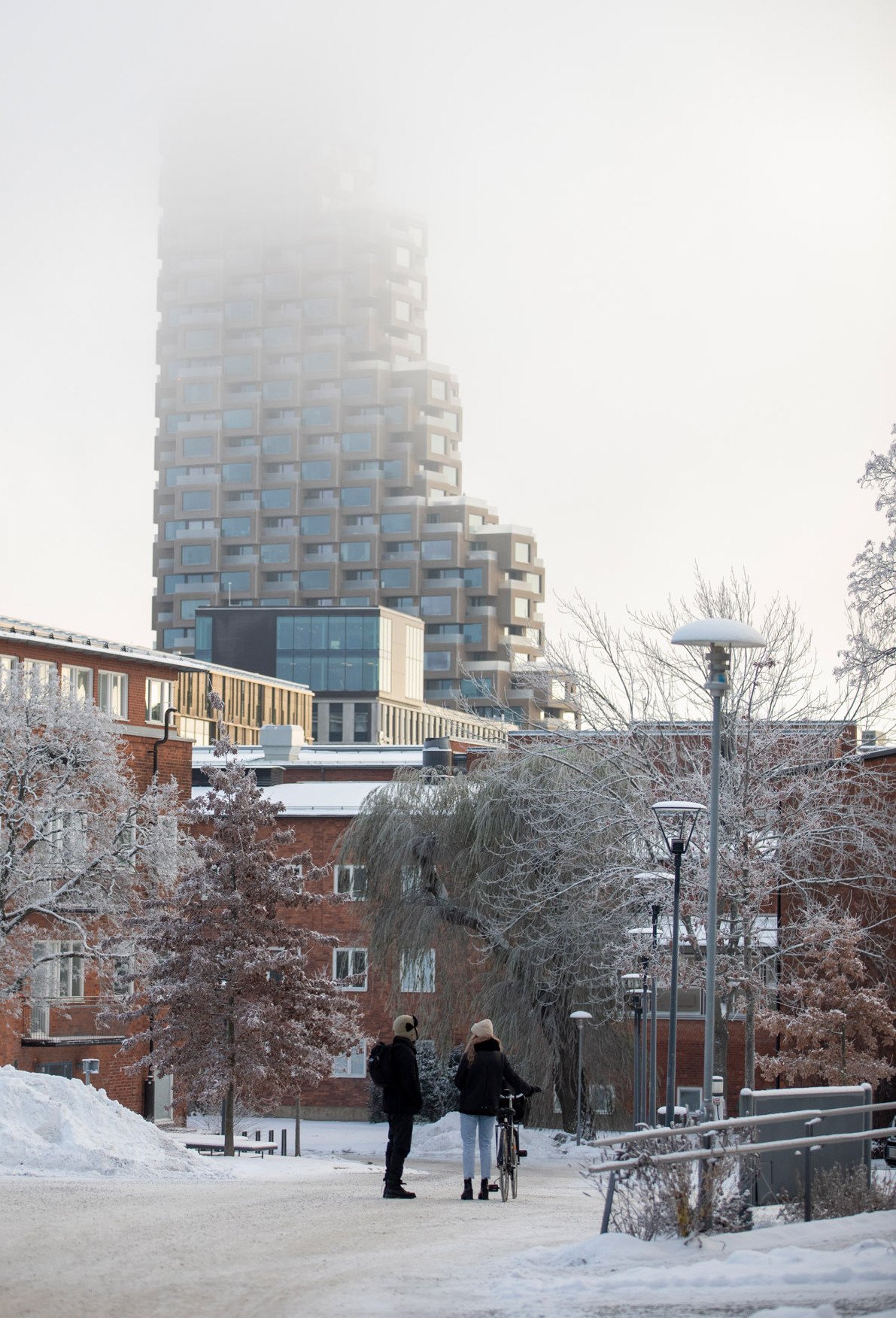Students outdoors at campus Solna on a snowy winter's day.