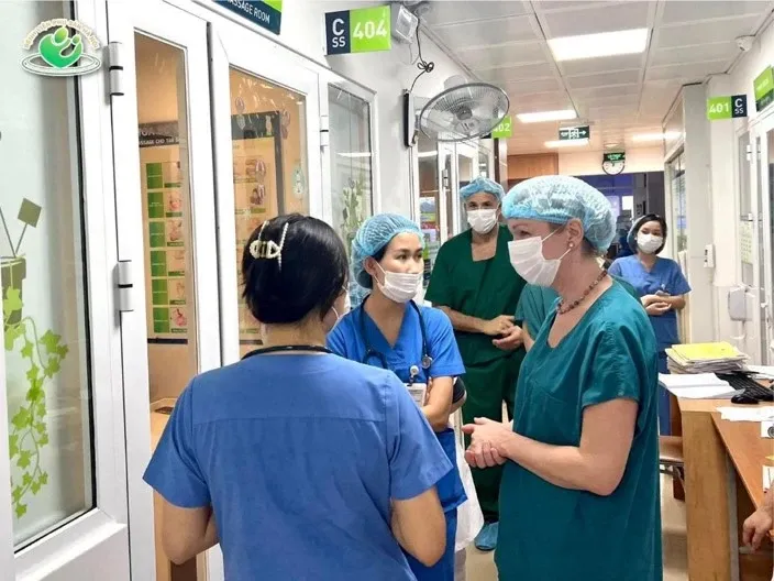 Docotros in clinical hospital clothes discuss in a hallway in the hospital