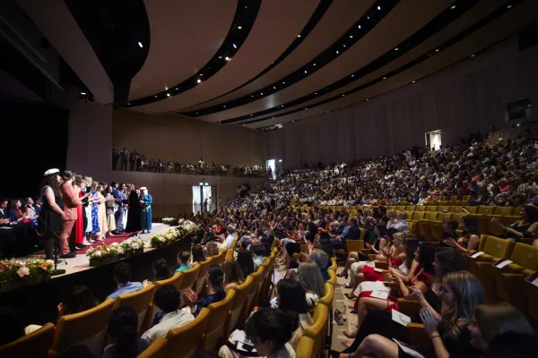 Photo of the Erling Persson Hall stage from the side with the large audience watching expectantly.