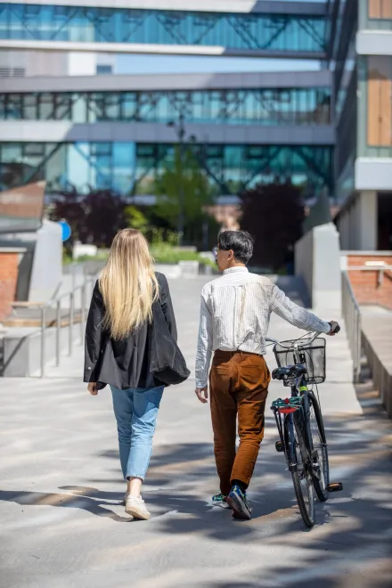 Students outside at campus Solna during a sunny spring day in 2022.