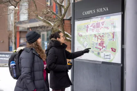 Students outdoors at campus Solna on a snowy winter's day.